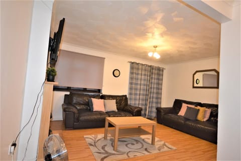Spacious 3 bedroom House in Tilbury by London House in Grays