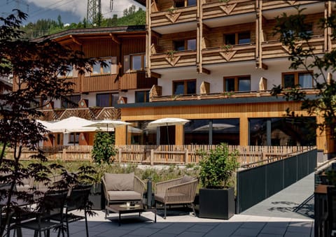 Restaurant/places to eat, Balcony/Terrace