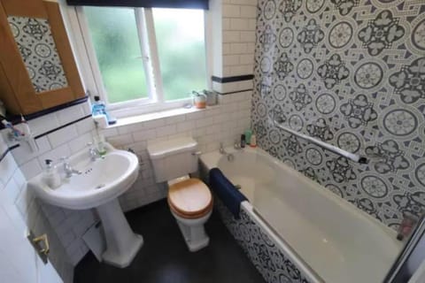 3 Bedroom house-close to Manchester airport-Free parking-private garden House in Manchester