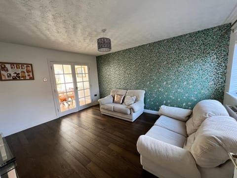 3 Bedroom house-close to Manchester airport-Free parking-private garden House in Manchester