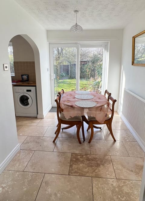 3 Bedroom house-close to Manchester airport-Free parking-private garden House in Manchester