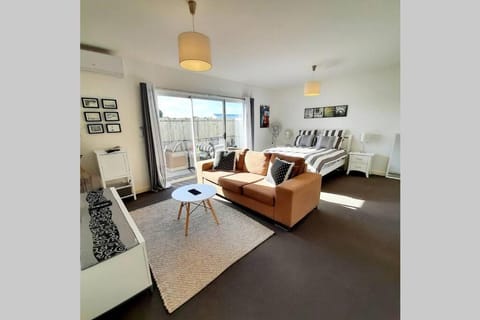 Modern 3 bedroom apartment, beach, surf & shops Condo in Cape Woolamai