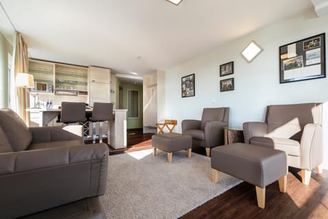 Kitchen or kitchenette, Living room, Photo of the whole room, Dining area