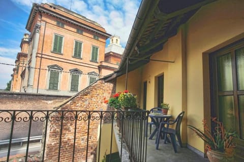 Property building, Facade/entrance, Balcony/Terrace, Landmark view