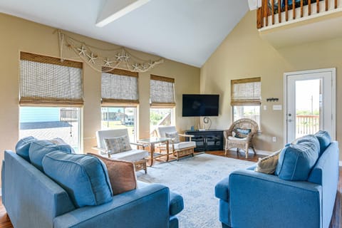 Walk to Crystal Beach Family Home with Deck House in Bolivar Peninsula