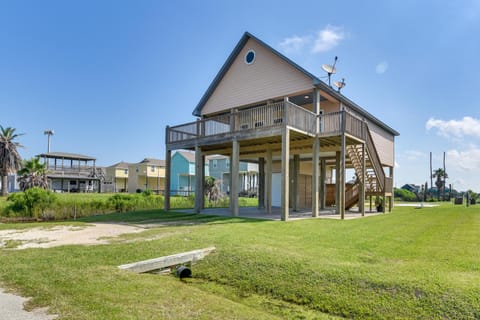 Family Retreat with Deck - Walk to Crystal Beach! Haus in Bolivar Peninsula