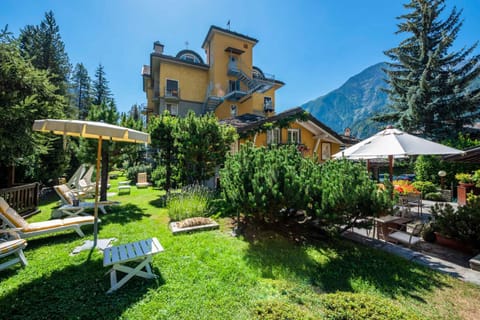 Property building, Natural landscape, Summer, Garden, Garden, Balcony/Terrace, Garden view, Mountain view, sunbed