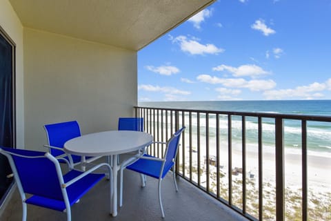 Commodore Resort #703 by Book That Condo Maison in Lower Grand Lagoon