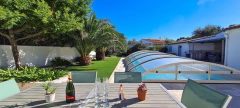 Property building, Garden, Garden view, sunbed