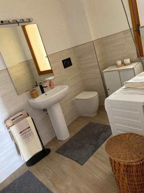 Toilet, Bathroom, towels