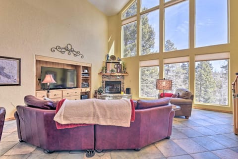 Expansive Angel Fire Retreat 1 Mi to Fishing! Casa in Angel Fire