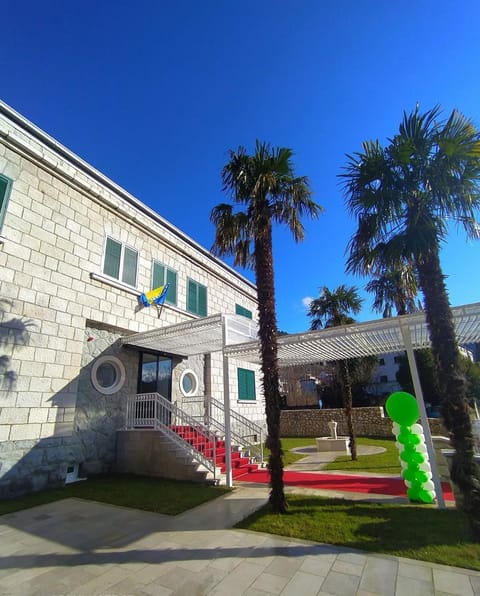 Property building, Patio, Inner courtyard view