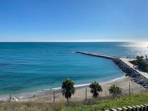 Duplex de lujo en la playa , jacuzzy, piscina, chimenea y padel Apartment in Benalmadena