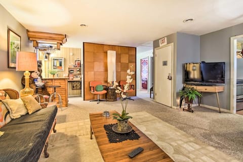 Artsy Getaway about 8 Miles to Downtown Kansas City! Casa in Independence