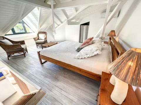 Acacia Tropical, luxurious Duplex, walkable beach House in Saint Martin