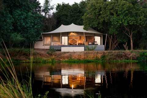 Sausage Tree Camp Nature lodge in Zimbabwe