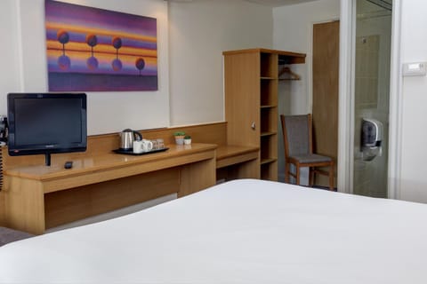 Bed, TV and multimedia, wardrobe