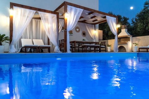 Swimming pool, sunbed