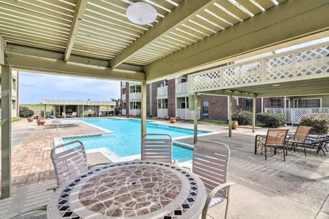 Galveston East End Condo with Pool Less Than 1 Mi to Beach! Condo in Texas City