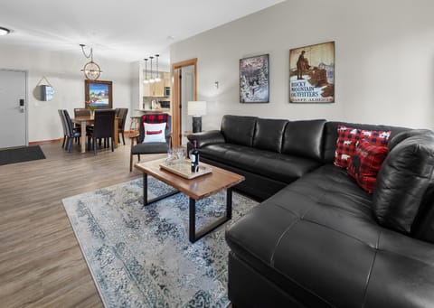 Newly Renovated Grizzly Lodge, Spacious 3BR 2BA with open pool, hot tub House in Canmore