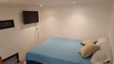 Bed, TV and multimedia, Bedroom