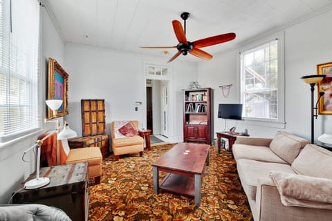 Bywater Home, Parking and Pet Friendly Retreat Casa in Ninth Ward