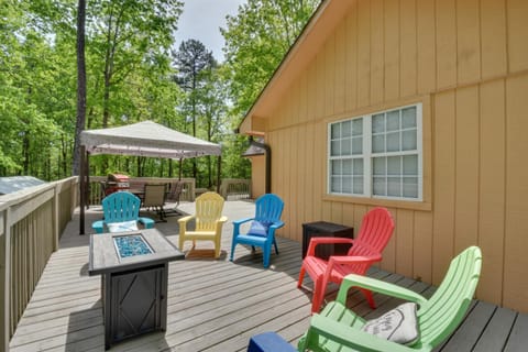 The Lake Place Cabin with Golf Cart and Free Kayaks! House in Lake Hartwell