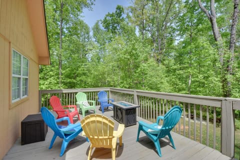The Lake Place Cabin with Golf Cart and Free Kayaks! House in Lake Hartwell