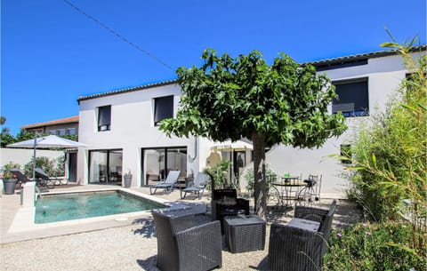 Nice Home In Les Angles With Kitchenette House in Villeneuve-lès-Avignon