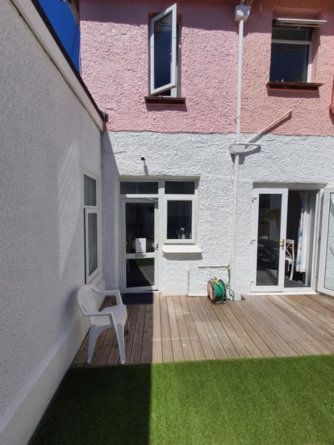 PINK HOUSE ,Opposite PIER & Beach ,SLEEPS 6 , 2 BEDROOM GROUND FLOOR SELF CONTAINED GARDEN FLAT , PRIVATE ENTRANCE , KITCHEN , Guaranteed Parking ,Wifi , Movies ,Bathroom ,fridge , microwave ,BEDROOM 1, DOUBLE BED & 2 SINGLE BEDS ,BEDROOM 2 , DOUBLE BED Apartment in Paignton