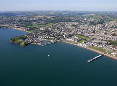 PINK HOUSE ,Opposite PIER & Beach ,SLEEPS 6 , 2 BEDROOM GROUND FLOOR SELF CONTAINED GARDEN FLAT , PRIVATE ENTRANCE , KITCHEN , Guaranteed Parking ,Wifi , Movies ,Bathroom ,fridge , microwave ,BEDROOM 1, DOUBLE BED & 2 SINGLE BEDS ,BEDROOM 2 , DOUBLE BED Apartment in Paignton