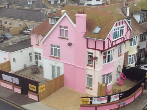 PINK HOUSE ,Opposite PIER & Beach ,SLEEPS 6 , 2 BEDROOM GROUND FLOOR SELF CONTAINED GARDEN FLAT , PRIVATE ENTRANCE , KITCHEN , Guaranteed Parking ,Wifi , Movies ,Bathroom ,fridge , microwave ,BEDROOM 1, DOUBLE BED & 2 SINGLE BEDS ,BEDROOM 2 , DOUBLE BED Apartment in Paignton