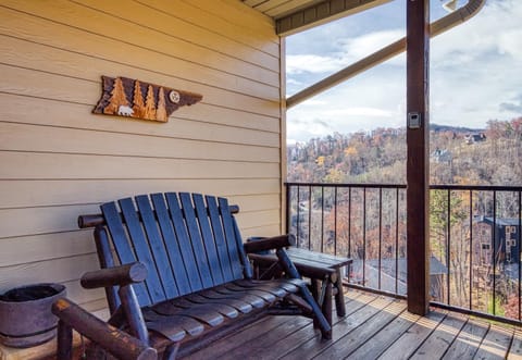 A Million Dollar View- Get 951 worth of FREE area attraction tickets for each paid day! Chalet in Gatlinburg