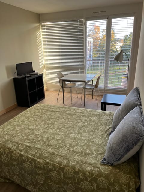 Bed, TV and multimedia, Bedroom