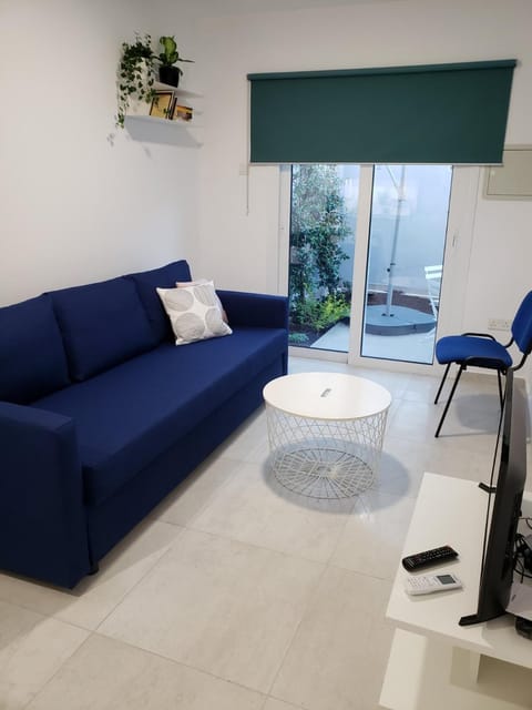 Modern & Cozy Studio w/ Backyard Near City Center Condominio in Limassol City