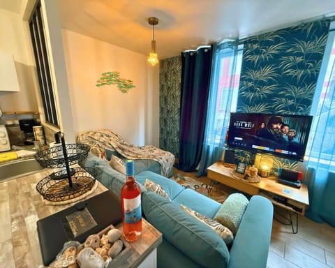 Communal lounge/ TV room, Living room, Evening entertainment