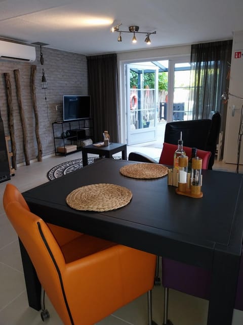 Vakantiehuisje gelegen op een kattensprong van Veerse Meer en Noordzee! Apartment in Kamperland