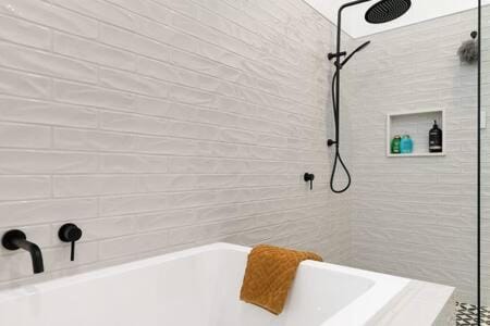 The Indooroopilly Queenslander - 4 Bedroom Family Home - Private Pool - Wifi - Netflix Haus in Indooroopilly