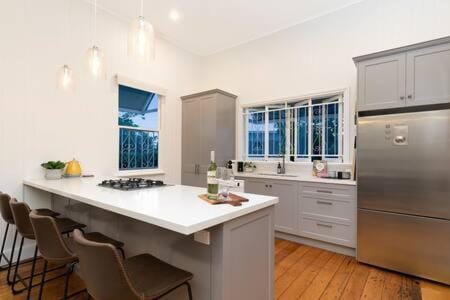 The Indooroopilly Queenslander - 4 Bedroom Family Home - Private Pool - Wifi - Netflix Maison in Indooroopilly