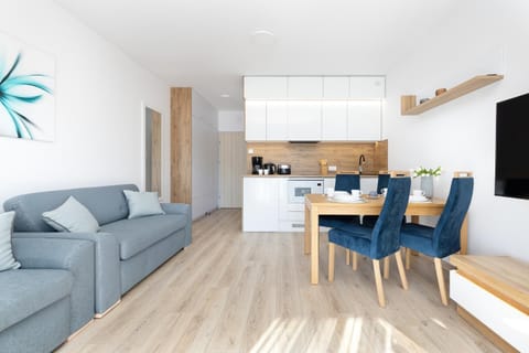 Kitchen or kitchenette, Living room, Seating area, Dining area, Communal kitchen