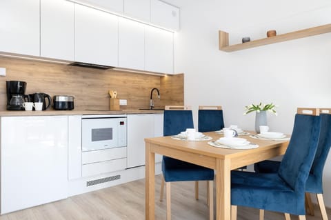 Coffee/tea facilities, Kitchen or kitchenette, Dining area, Communal kitchen