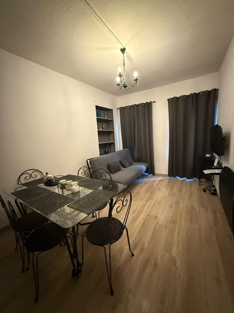 Cœur de ville au 1er 66M2, vu sur la place Apartment in Provence-Alpes-Côte d'Azur
