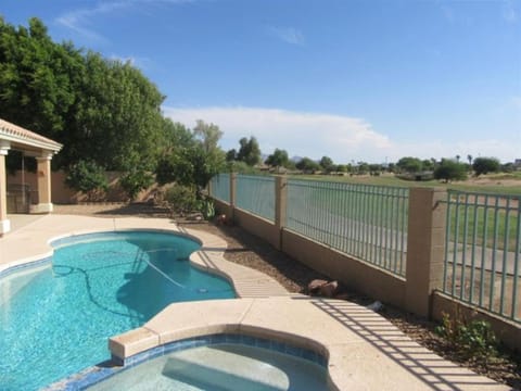 Spacious golf course house with pool heater, spa Haus in Avondale