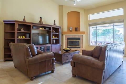 Spacious golf course house with pool heater, spa House in Avondale