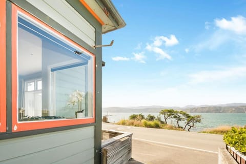 Waterfront 2-bed cottage, Karaka Bays House in Wellington
