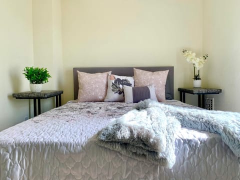 5BR Niagara Getaway Prime Location-Sleeps 10 House in Niagara Falls