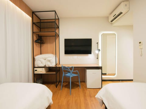 Bed, TV and multimedia, Bedroom, air conditioner