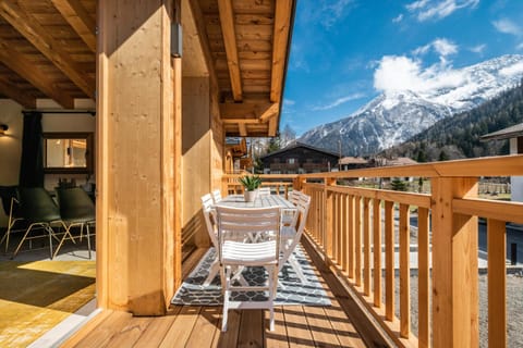 Skiing, Balcony/Terrace, Dining area, Hiking, Mountain view