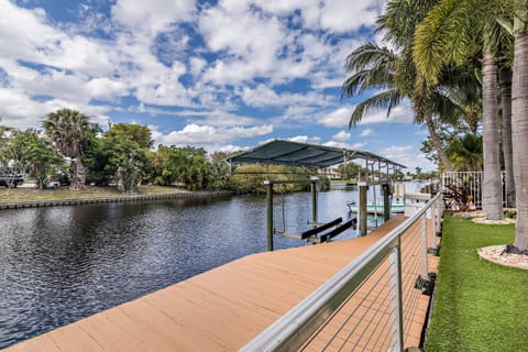 Sunny Waterfront Home by West Palm with Hot Tub! Maison in Lake Clarke Shores