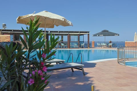 Day, Pool view, Swimming pool, sunbed